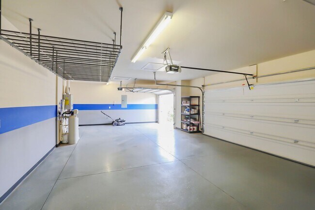 Building Photo - Spacious & Modern 4 Bed 3 Bath Home - Pet ...
