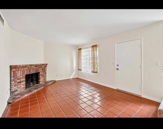 Building Photo - 15210 Shadybend Dr