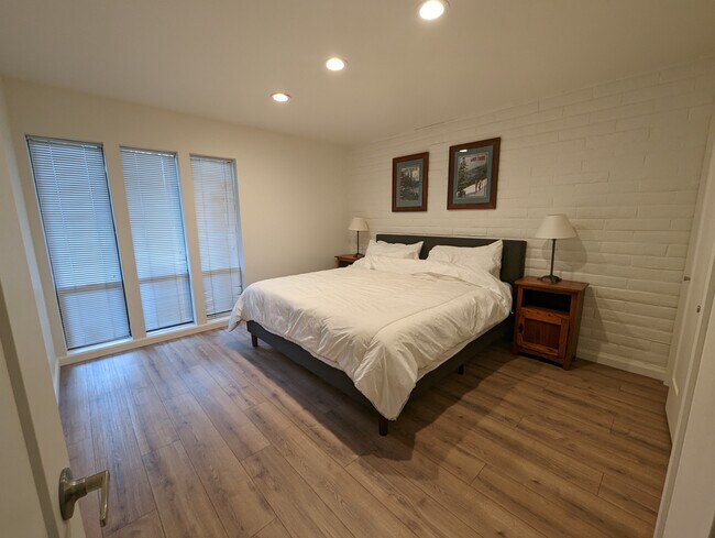 Building Photo - 120 Country Club Dr