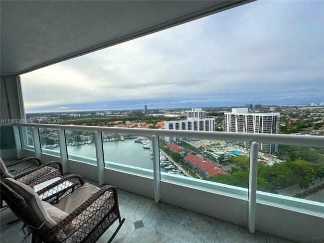 Foto del edificio - 21055 Yacht Club Dr