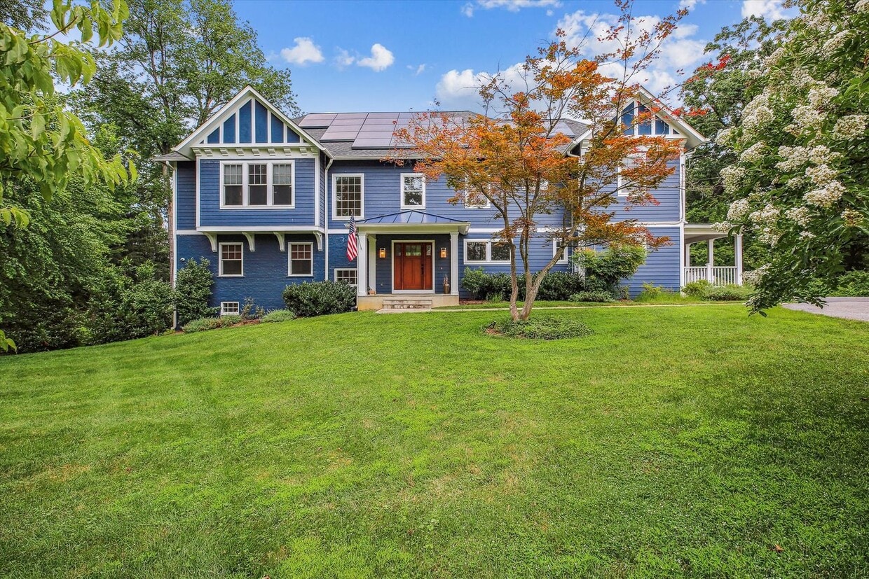 Primary Photo - Magnificent 6 Bedroom, 5 Bathroom Luxmanor...