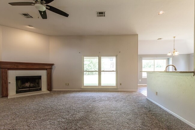Building Photo - Massive 4BD/2.5 BTH right off of JKP Turnp...