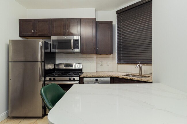 Building Photo - 622 Park Ave