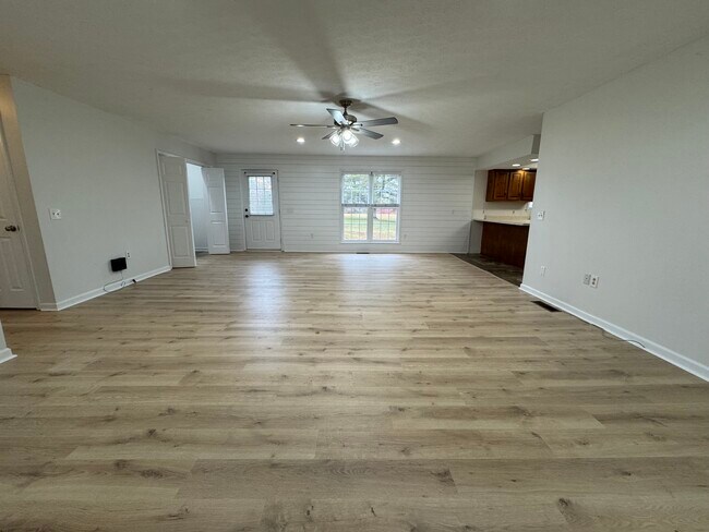 Foto del edificio - 4165 Hawkins Dr