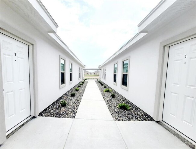 Foto del edificio - 5801 Swallow Ave