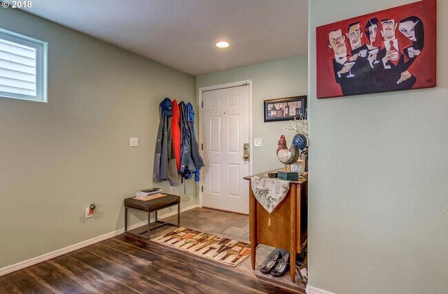 Building Photo - Great 3BD Home in Great Van Mall Location ...