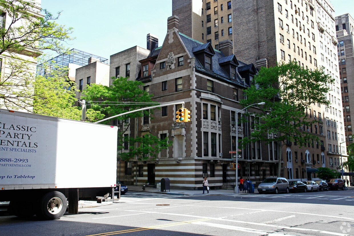 Primary Photo - 663-665 West End Ave