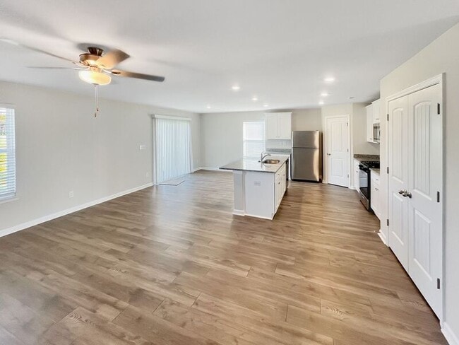 Building Photo - 3231 Quintana Dr