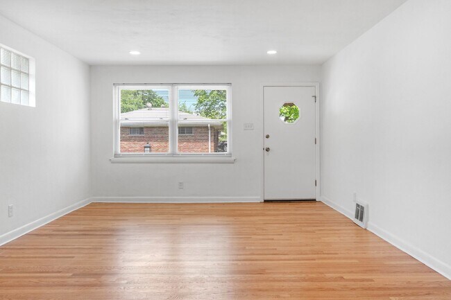 Foto del edificio - 9028 Stansberry Ave