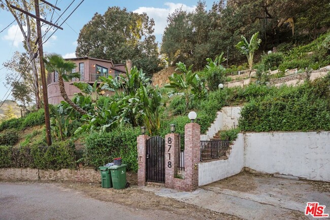 Building Photo - 8718 Crescent Dr