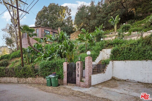 Foto del edificio - 8718 Crescent Dr