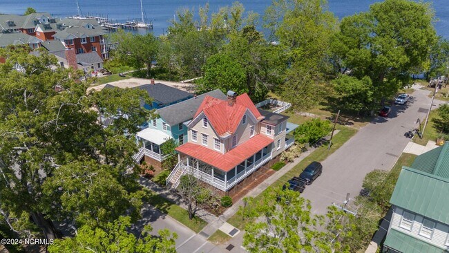 Foto del edificio - 702 E Front St