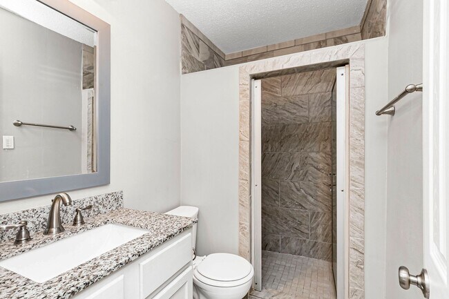 Foto del edificio - 3 Bedroom Townhome off Lobdell Near Towne Center| Community  Pool