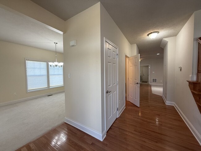 Foto del edificio - Three Bedroom Collegiate Station Home