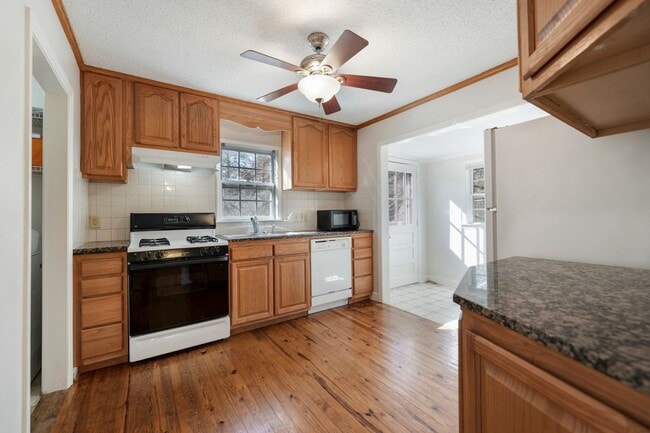 Building Photo - Available Soon! Adorable 2 bedroom home in...