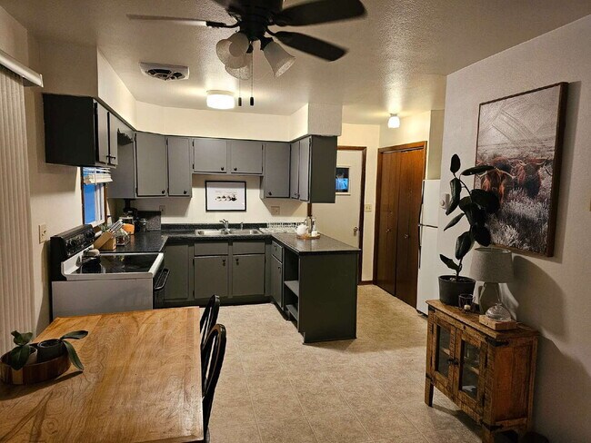 Foto del edificio - Spacious 3-Level Home with Garage & Off-St...