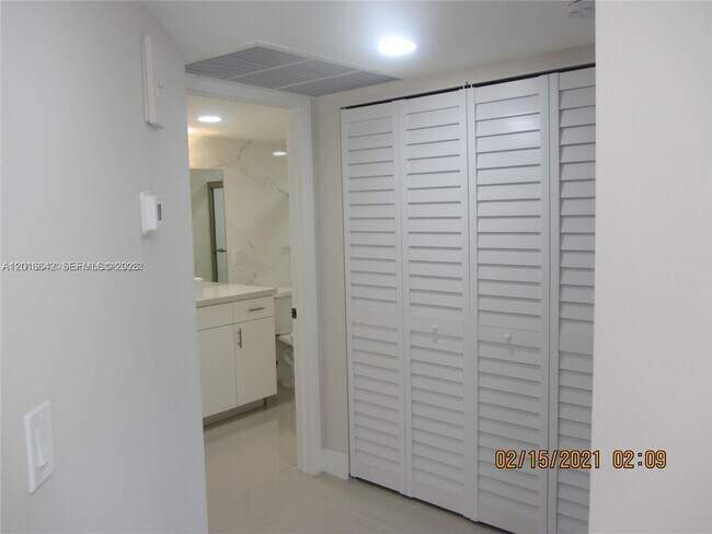 Foto del edificio - 8343 Lake Dr