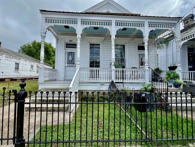 Building Photo - 3430 Dryades St