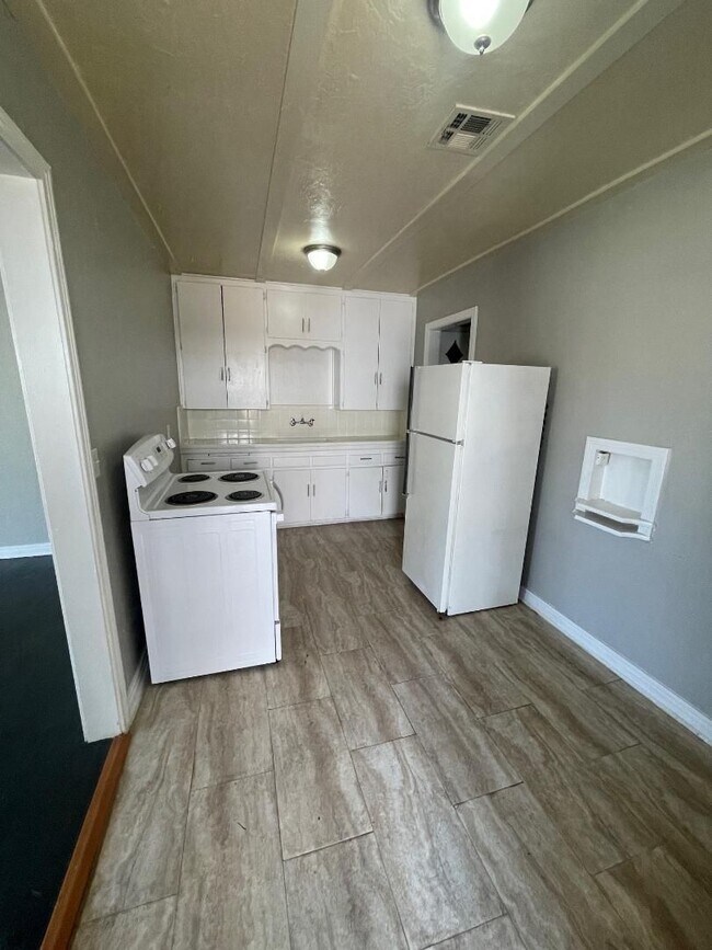 Foto del edificio - 1 Bed 1 Bath Duplex For Lease 8/4/2025