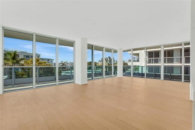 Foto del edificio - 9221 E Bay Harbor Dr