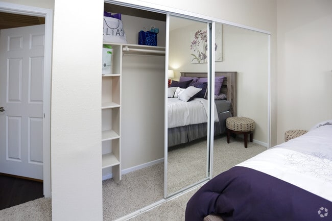 2BR, 2BA - 1033 SF - Hawthorne Hill