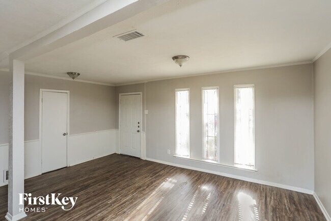 Building Photo - 417 Lakeside Dr