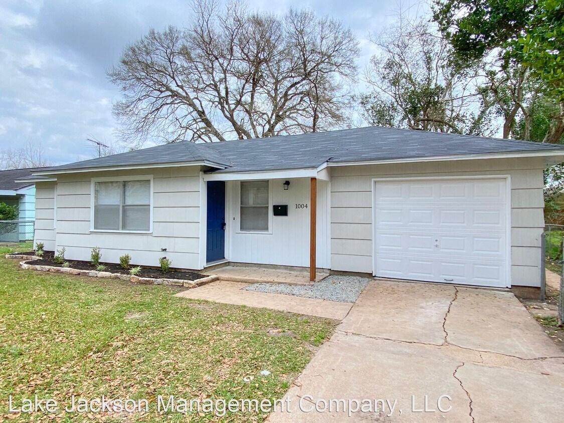 3 br, 1 bath House 1004 Meadow Ln House for Rent in Angleton, TX