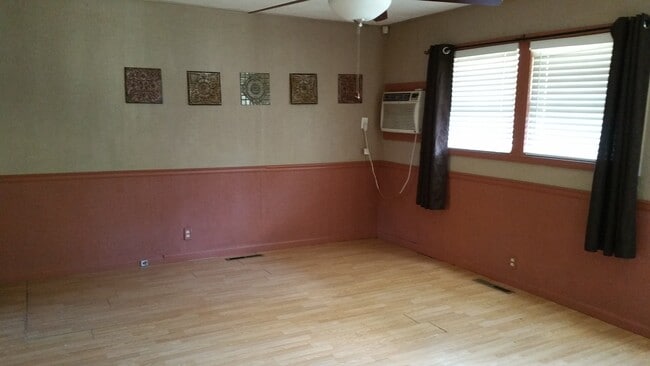 Building Photo - Great 3BR, 1BTH, 1 car att gar, ranch styl...