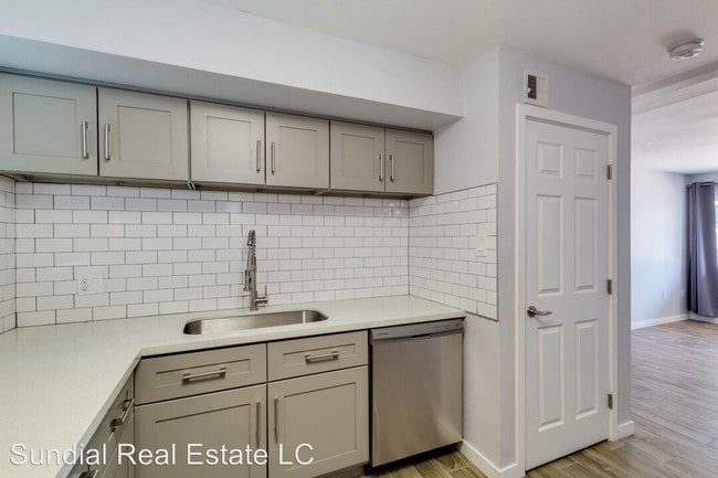 Building Photo - 402 W Earll Dr