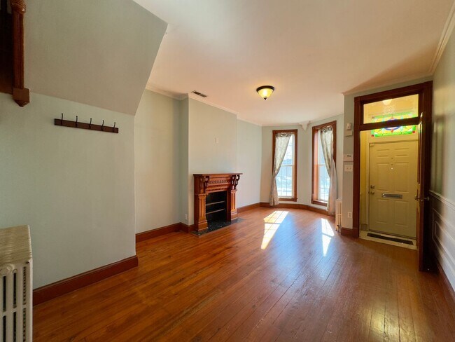 Building Photo - 2 Bedroom / 2 Bathroom Townhome with Classic Interior in Riverside Park, MD!