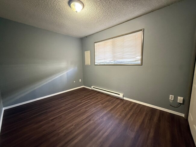 Building Photo - 4323 N Commercial Ave