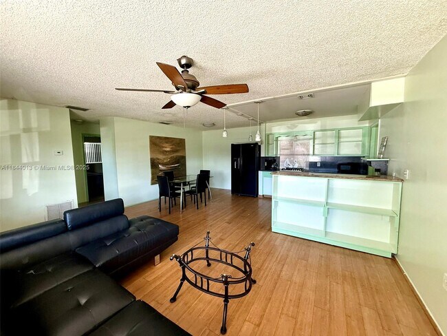 Foto del edificio - 11460 NW 37th St