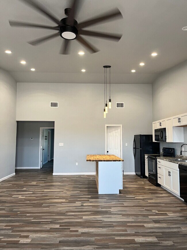 Building Photo - Large 1 Bedroom