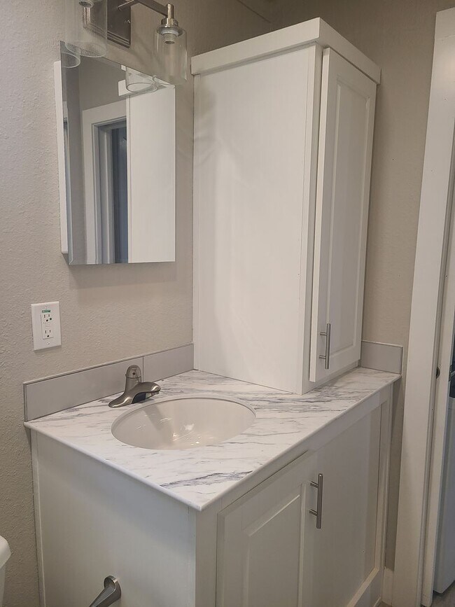 Foto del edificio - 55+ neighborhood. Light, bright, and move-in ready!