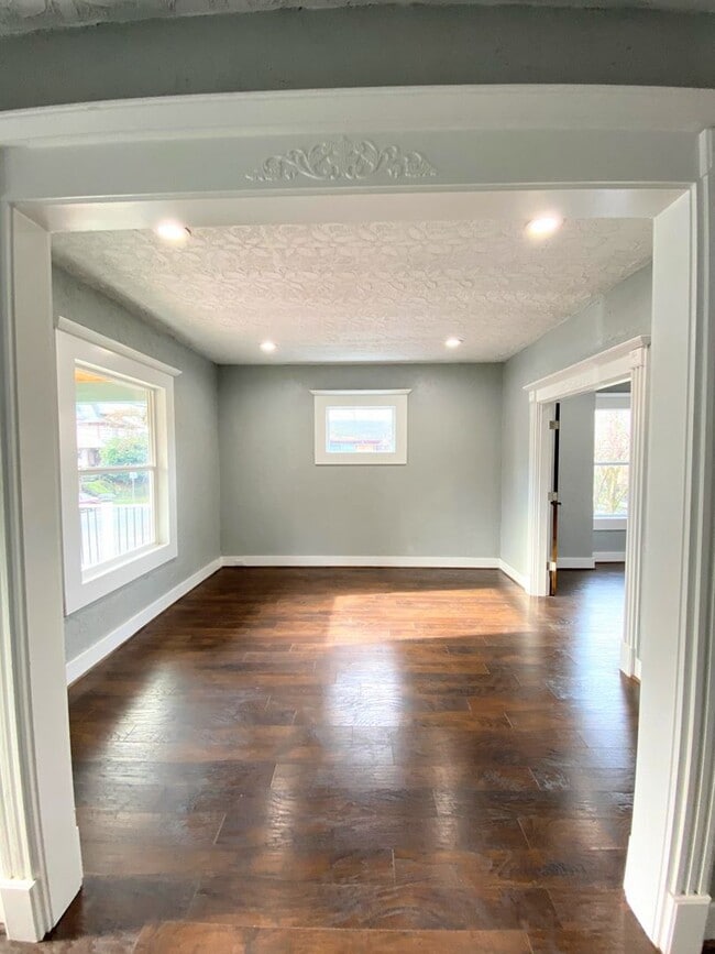Building Photo - Beautifully 5 Bed, 2 Bath Craftsman House ...