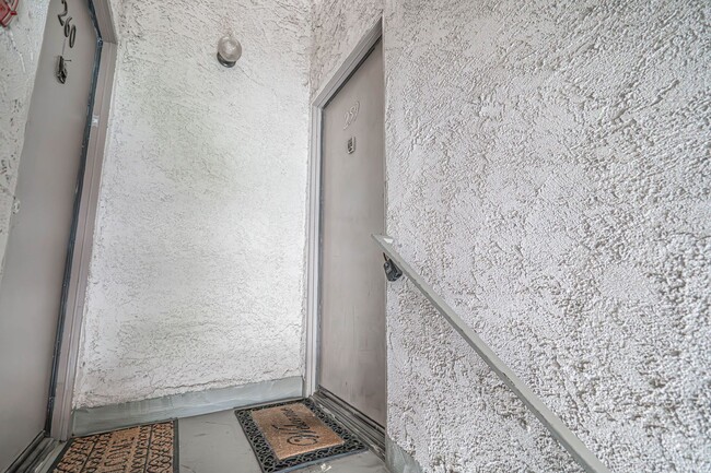 Building Photo - Remodeled 2 Bedroom Condo for Rent in Newh...