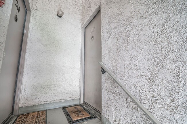 Building Photo - Remodeled 2 Bedroom Condo for Rent in Newhall!