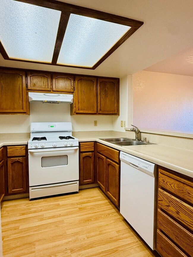 Foto del edificio - AVAILABLE NOW!!!