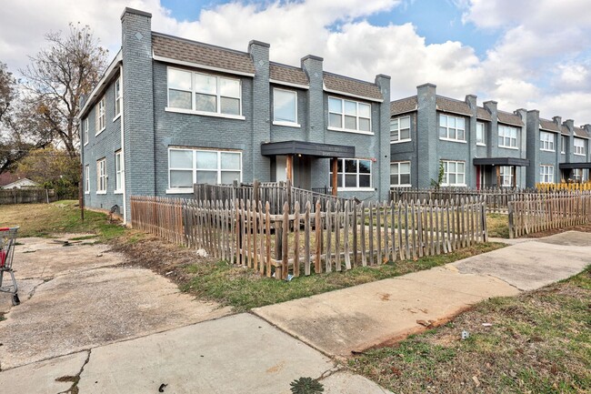 Foto del edificio - Bright & Stylish 2-Bedroom Close to the Plaza District