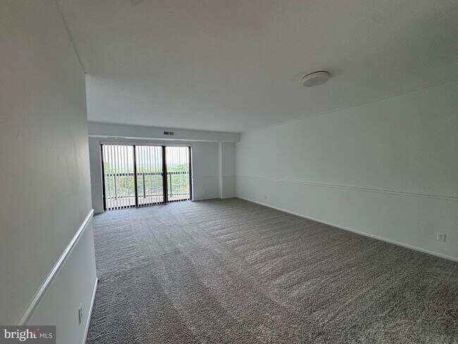 Foto del edificio - 8350 Greensboro Dr