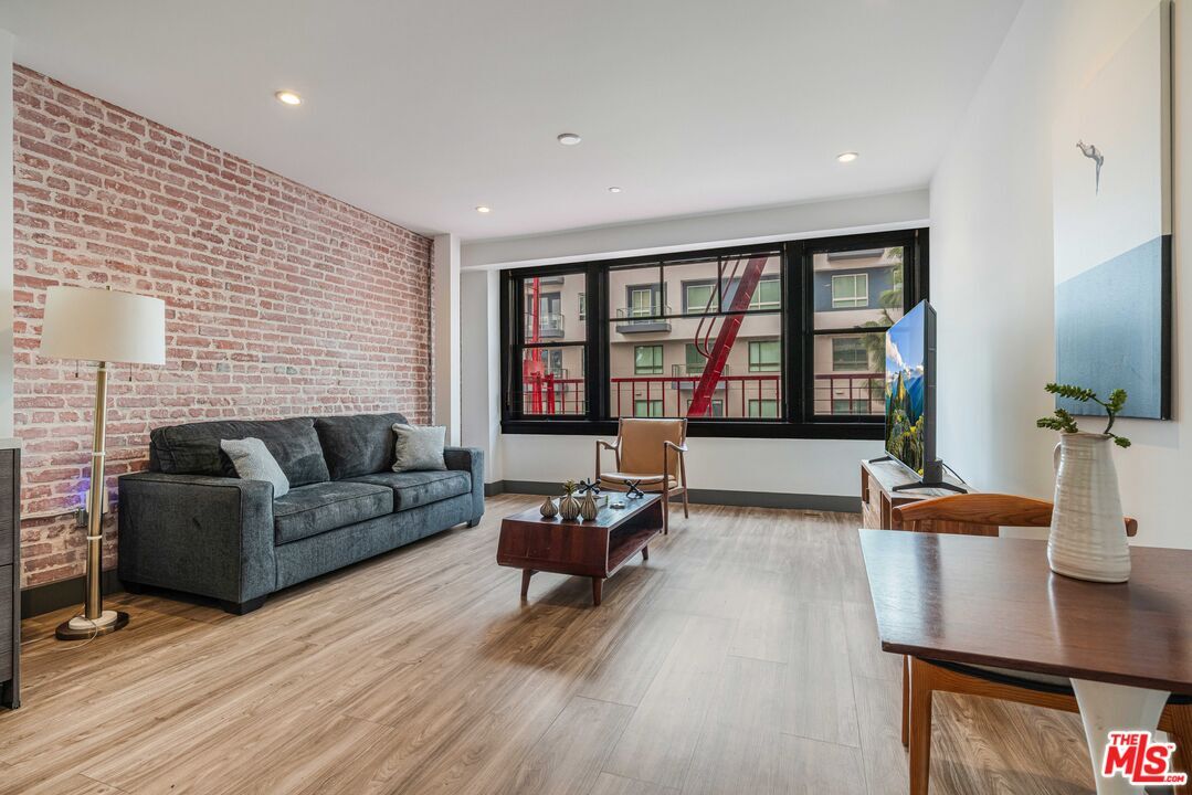 Foto principal - 932 S Hill St