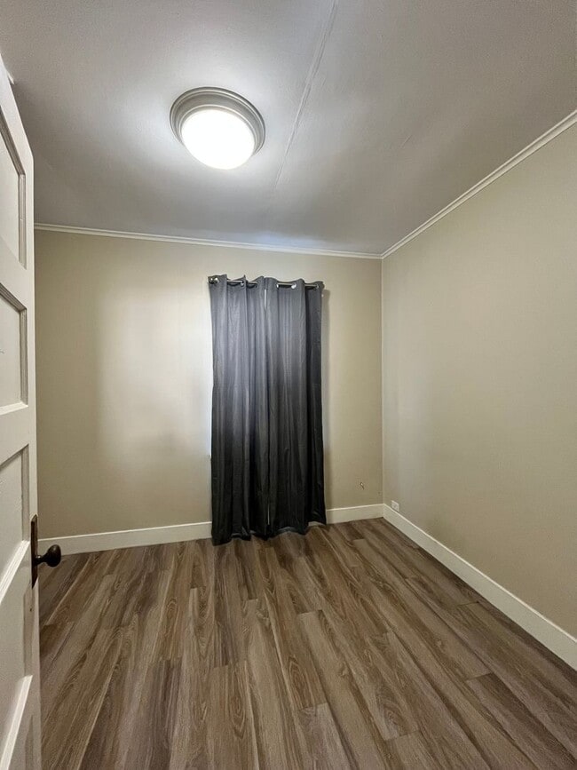 Building Photo - 2 bedroom, 1 bath house located in Mullan,...