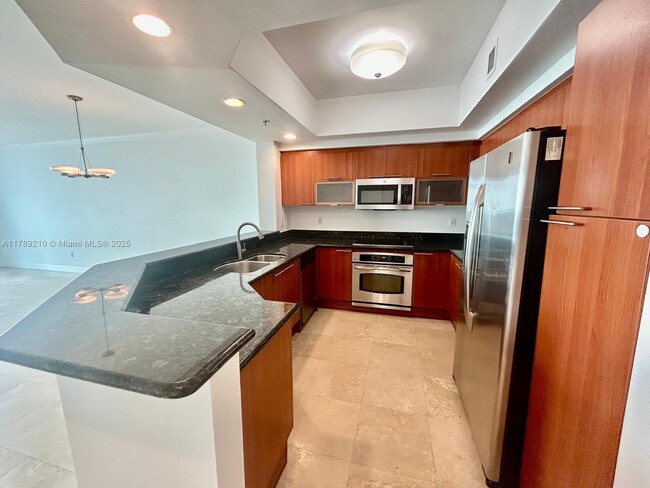 Foto del edificio - 15051 Royal Oaks Ln