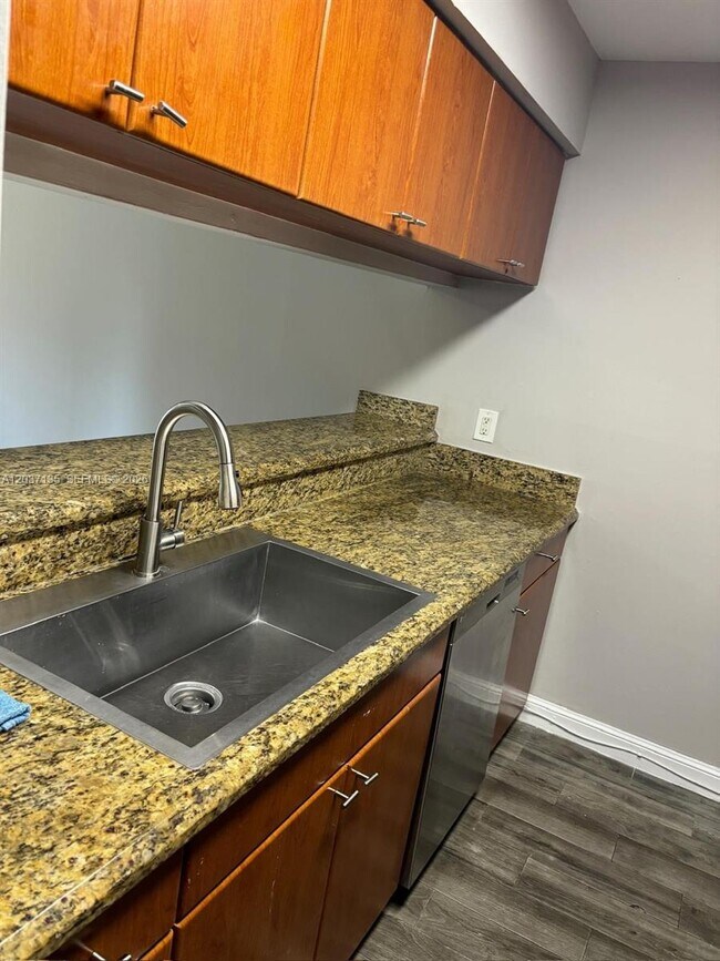 Foto del edificio - 11585 NW 43rd St
