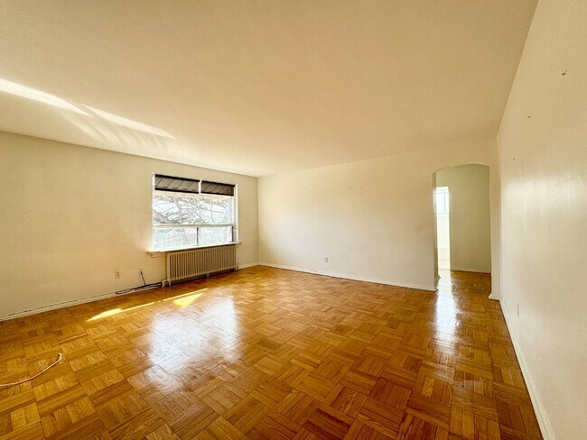 Building Photo - 2696 Lake Shore Blvd W