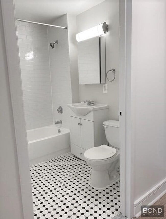 Building Photo - 323 W 96th St