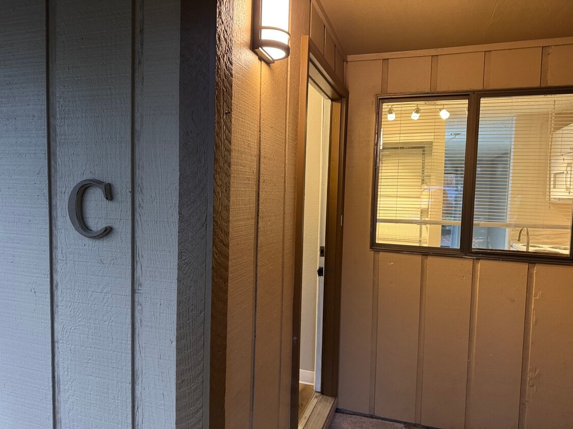 Fully Renovated 2 bedroom, 1.5 bath Apartment with New Appliances and Separate Garage! Fully Rem... - Fully Renovated 2 bedroom, 1.5 bath Apartment with New Appliances and Separate Garage!  Fully Rem...