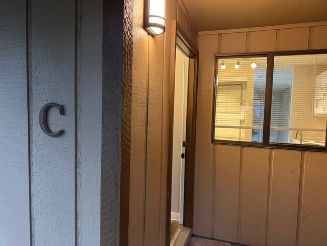 Fully Renovated 2 bedroom, 1.5 bath Apartment with New Appliances and Separate Garage! Fully Rem... - Fully Renovated 2 bedroom, 1.5 bath Apartment with New Appliances and Separate Garage!  Fully Rem...