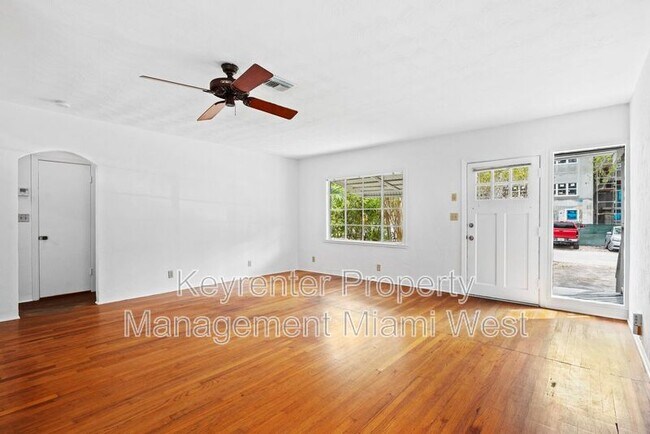 Building Photo - 825 SE 12th Ct