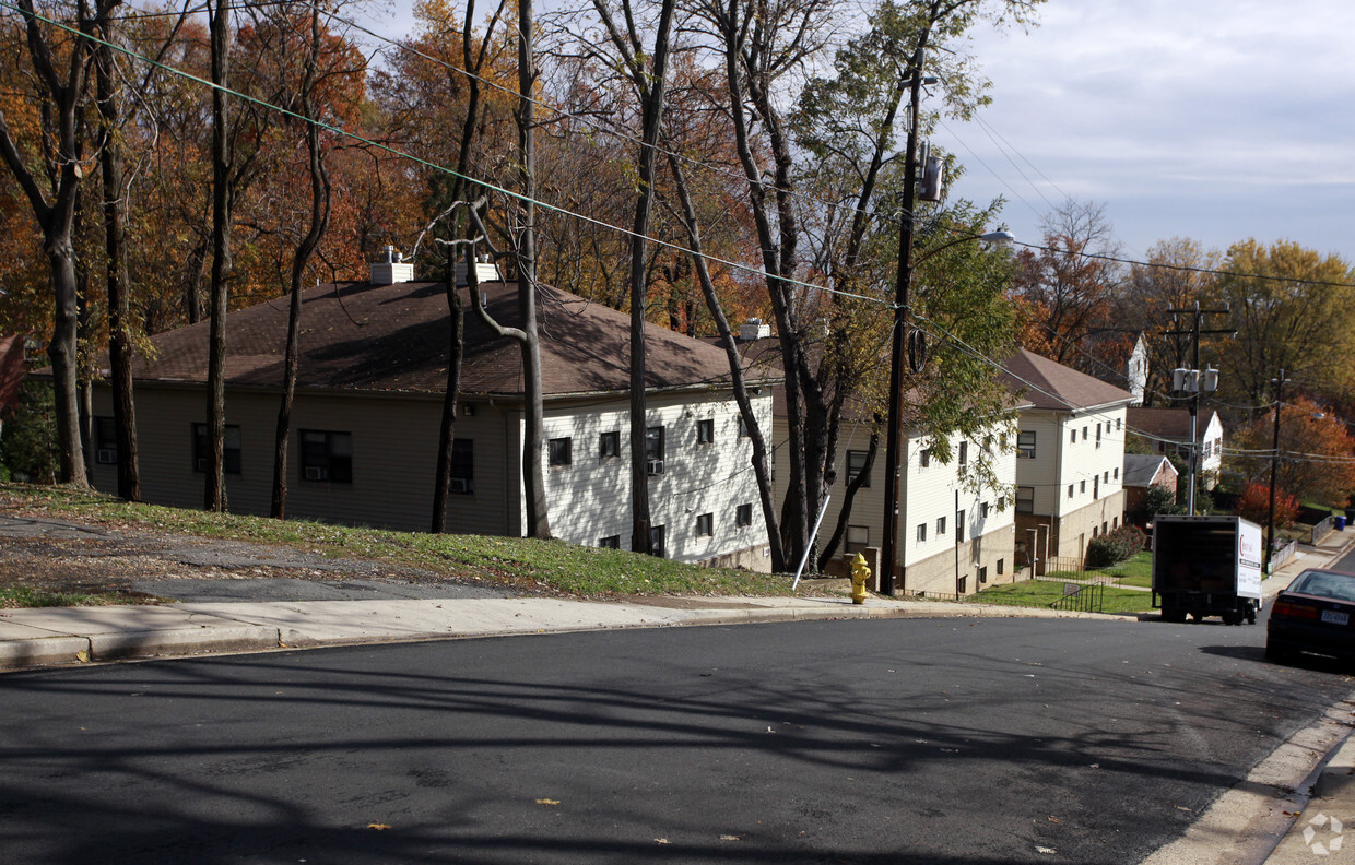 Highview Park Apartments - 1901-1909 N Culpeper St